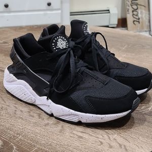 Nike Huarache black on black splatter white 9.5
